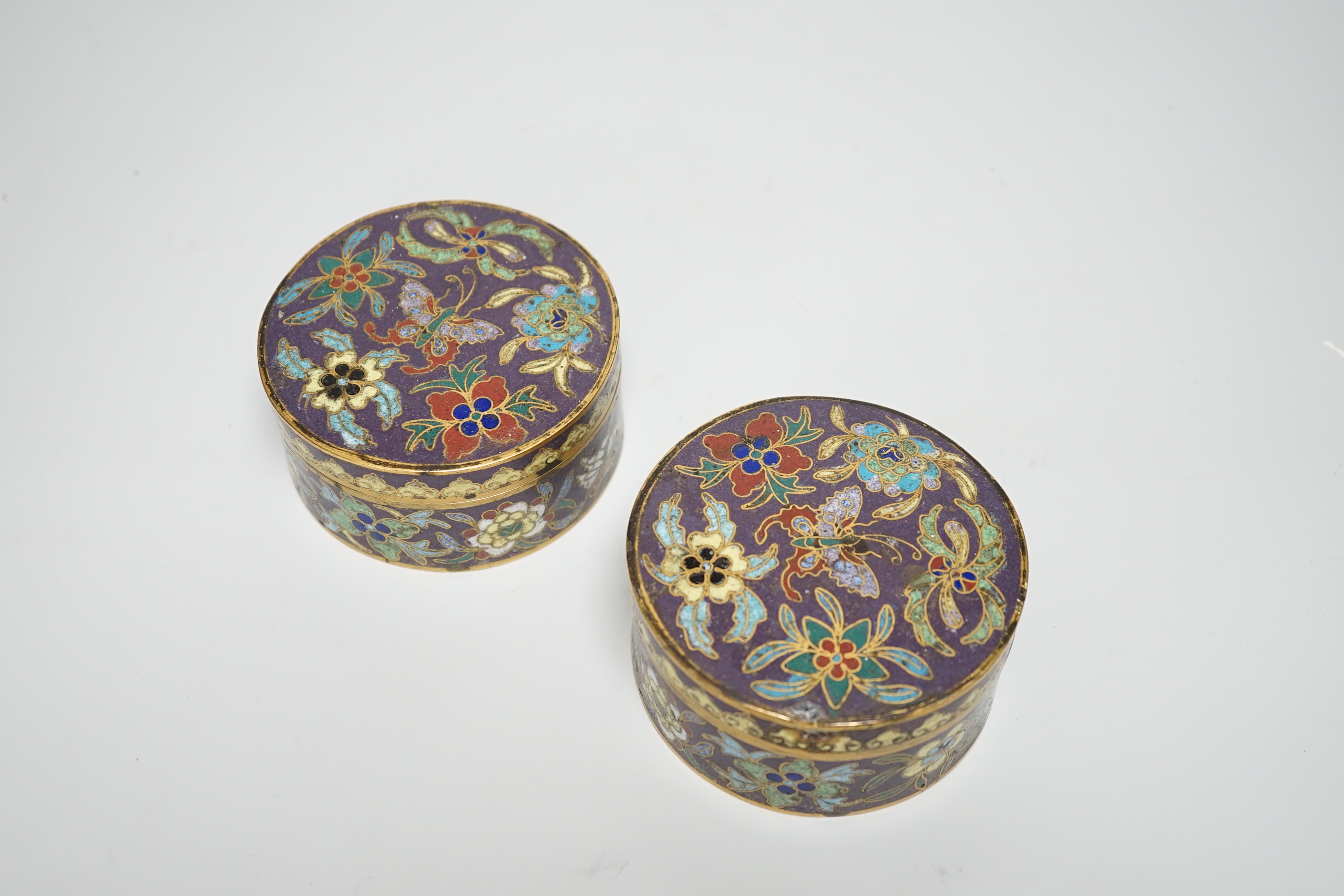 A pair of Chinese cloisonné enamel circular boxes and covers, Qing dynasty, 9.5cm diameter